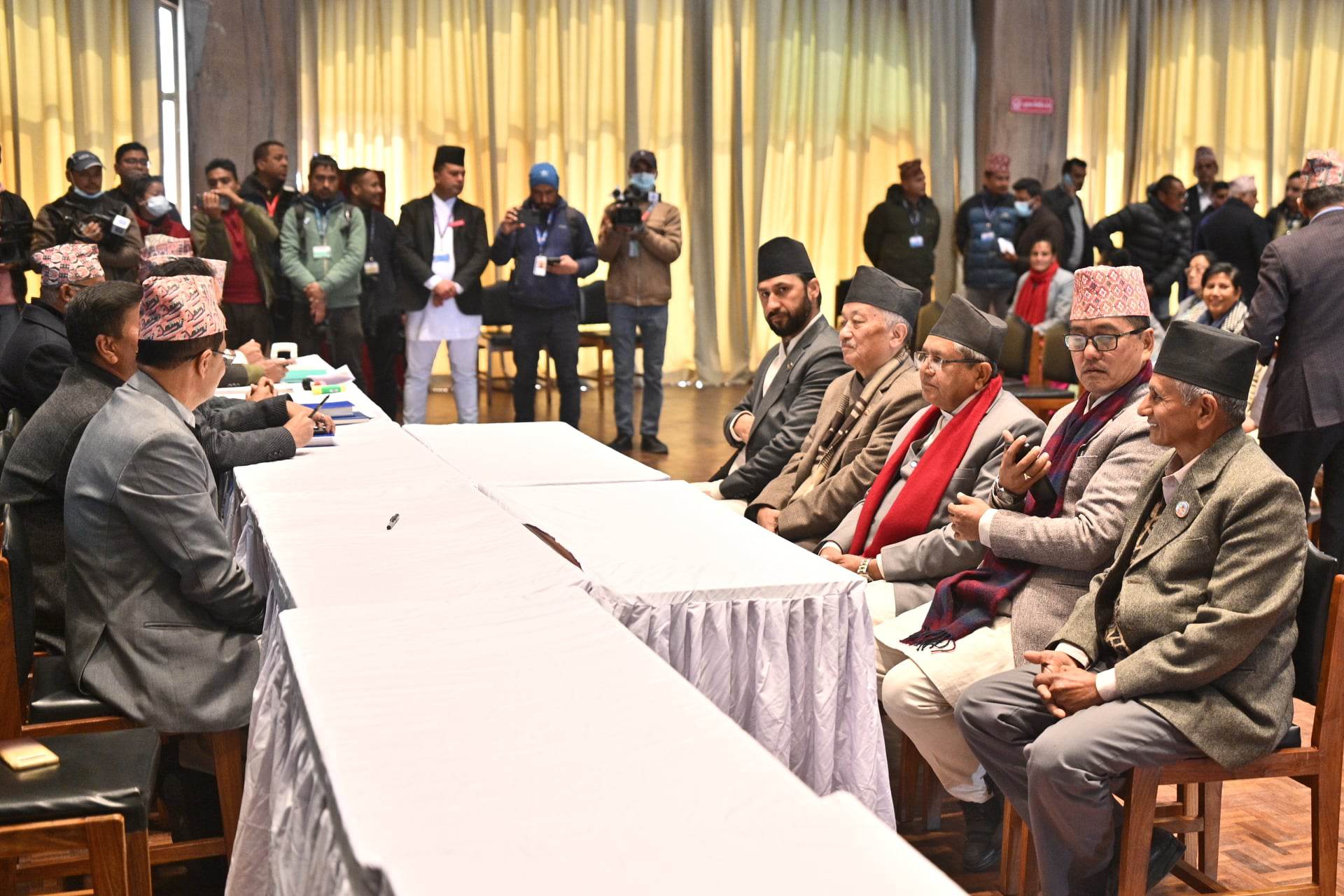 सभामुखमा एमालेका घिमिरेले गरे उम्मेदवारी दर्ता, प्रस्तावक नेम्वाङ र समर्थक पाण्डे